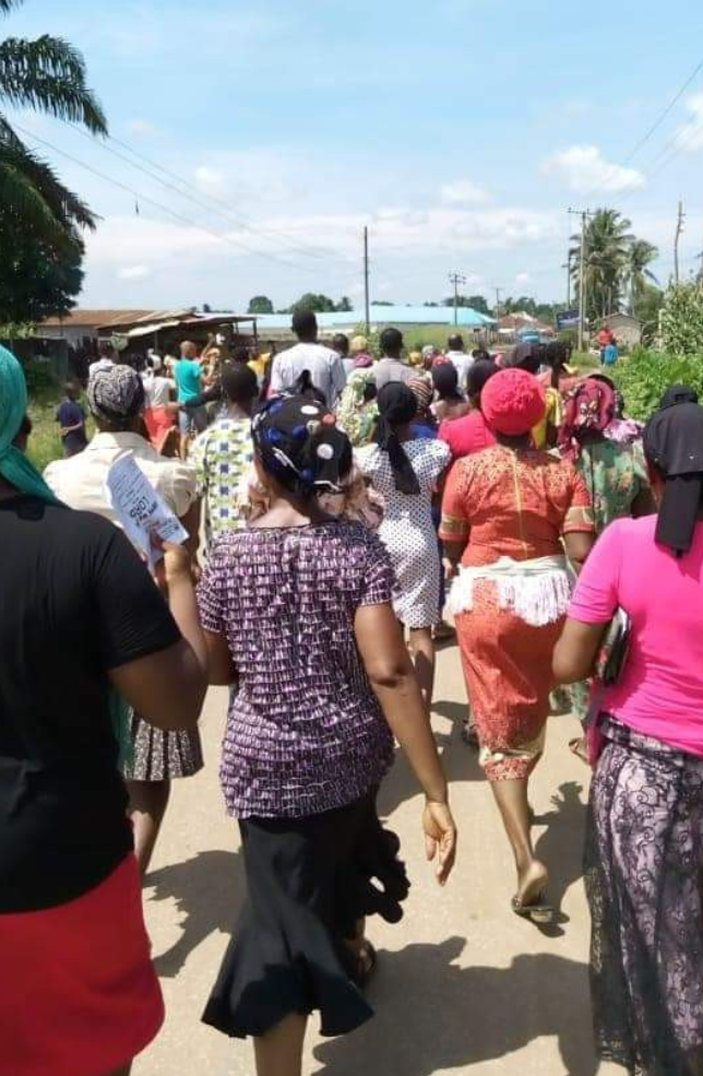 Rev. Fr. Leads Church Members To Protest Against Deplorable Road In Abia (Photos)