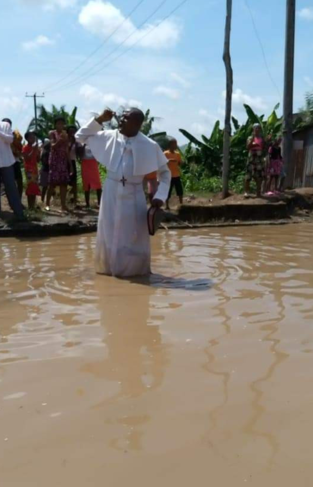 Rev. Fr. Leads Church Members To Protest Against Deplorable Road In Abia (Photos)